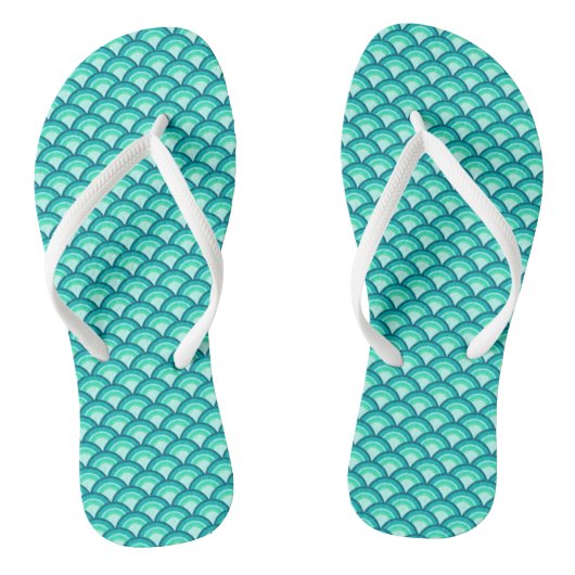 Art Deco Wave Muster, türkisfarbene Farbtöne Badesandalen (Fußbett)
