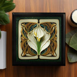 Art Deco Weiß und Gelb Calla Lido Jugendstil Erinnerungskiste<br><div class="desc">Bewahren Sie Ihre wertvollen Erinnerungen und Wertsachen stilvoll mit unserer eleganten Jugendstilbox Calla Lily Keepake. Es ist aus hochwertigem lackiertem Holz gefertigt und in goldenen Eichen, ebonischem Schwarz, smaragdgrünem und rotem Mahagoniholz erhältlich. Die Kiste ist mit symmetrisch weißen und gelben Lilienkarten in Gelb und Weiß auf grünem Hintergrund geschmückt und...</div>