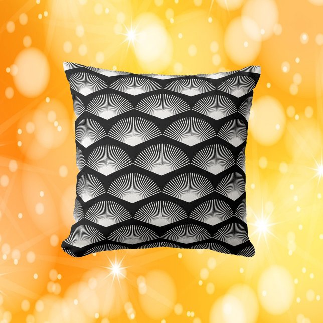 Art Deco Weißer Lüfter Schwarzes Muster Kissen (A throw pillow with an art deco inspired pattern of white fans on a black background)