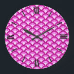 Art-Deco-Wellenmuster - Orchideenfarben Große Wanduhr<br><div class="desc">Ein Art-Déco-Muster,  das auf dem traditionellen Wellenmuster beruht,  das häufig in japanischen Textilien zu sehen ist,  in blassfarbenen bis orchid-rosa Tönen</div>