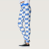 Art Deko Element in blauen Leggings (Links)