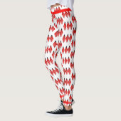 Art Deko Element in roten Leggings (Links)