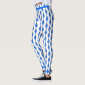 Art Deko Element in tiefblauen Leggings (Links)