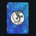 Art Gecko iPad Mini Hülle<br><div class="desc">Art Gecko Dieses Gehäuse ist mit einer schönen, funkelnden, vielfarbigen Gecko-Silhouette in einem Kreis dekoriert. Der Hintergrund ist ein blaues Glitzer, das an das Wasser erinnert. Das lustige Sprichwort "Art Gecko" ist ein Verweis auf "Art Deco", können Sie es anpassen, wie Sie gewollt.</div>