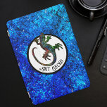 Art Gecko iPad Pro Cover<br><div class="desc">Art Gecko Dieses Gehäuse ist mit einer schönen,  funkelnden,  vielfarbigen Gecko-Silhouette in einem Kreis dekoriert. Der Hintergrund ist ein blaues Glitzer,  das an das Wasser erinnert. Das lustige Sprichwort "Art Gecko" ist ein Verweis auf "Art Deco",  können Sie es anpassen,  wie Sie gewollt.</div>