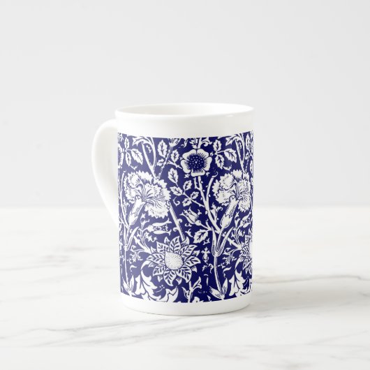Art Nouveau Carnation Damask, Navy und White Porzellantasse (Vorderseite Links)