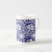 Art Nouveau Carnation Damask, Navy und White Porzellantasse (Vorderseite Rechts)