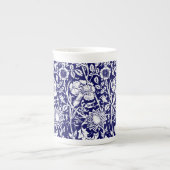 Art Nouveau Carnation Damask, Navy und White Porzellantasse (Vorderseite)