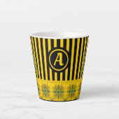 Artdeco-Blume im Retro-Stil mit Monogramm Milchtasse (Vorderseite)