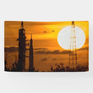 Artemis Moon Rocket bei Morgendämmerung Banner