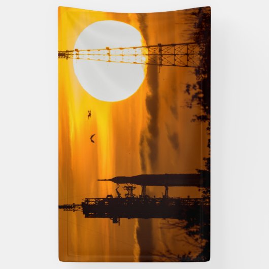 Artemis Moon Rocket bei Morgendämmerung Banner (Vertikal)