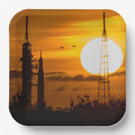 Artemis Moon Rocket bei Morgendämmerung Pappteller (Vorderseite)