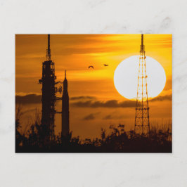 Artemis Moon Rocket bei Morgendämmerung Postkarte