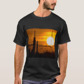 Artemis Moon Rocket bei Morgendämmerung T-Shirt (Vorderseite)