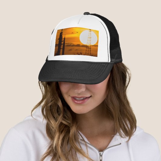 Artemis Moon Rocket bei Morgendämmerung Truckerkappe (Beispiel)