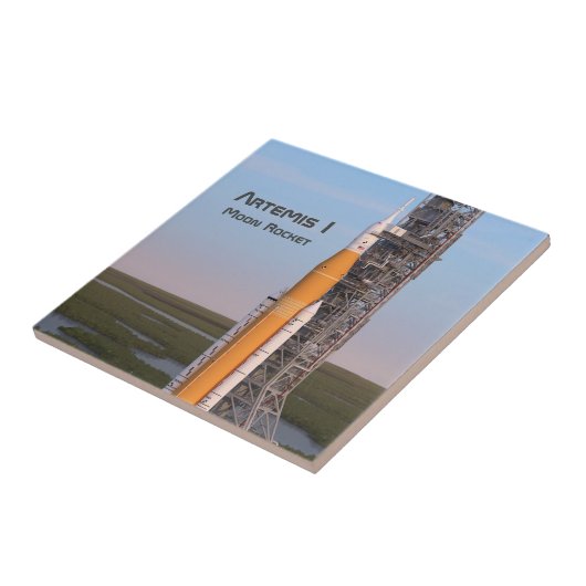 Artemis One Moon Rocket auf Pad Fliese (Seite)