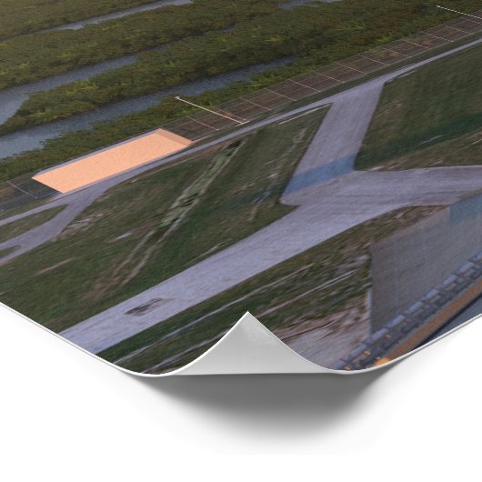 Artemis One Moon Rocket auf Pad Poster (Ecke)