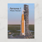 Artemis One Moon Rocket auf Pad Postkarte (Vorderseite)