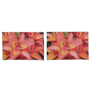 Artisitc Coral Colored Garden Lilies Kissenbezug