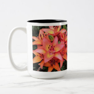 Artisitc Coral Colored Garden Lilies Zweifarbige Tasse