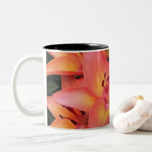 Artisitc Coral Colored Garden Lilies Zweifarbige Tasse