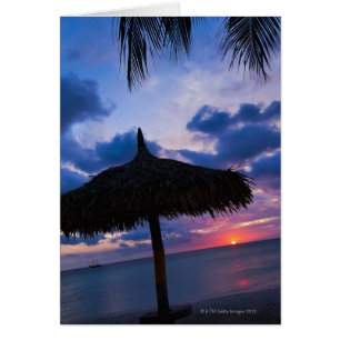 Aruba, Silhouette Palapa am Strand bei Sonnenunter
