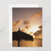 Aruba, Silhouette Palapa am Strand bei Sonnenunter Postkarte (Vorne/Hinten)