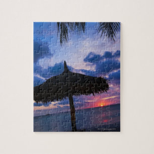 Aruba, Silhouette Palapa am Strand bei Sonnenunter Puzzle