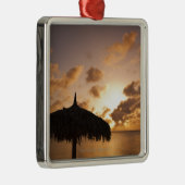 Aruba, Silhouette von palapa auf Strand am Silbernes Ornament (Rechts)