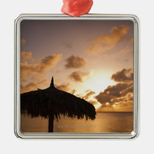 Aruba, Silhouette von palapa auf Strand am Silbernes Ornament