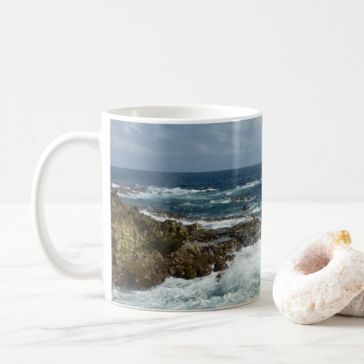 Arubas Felsküste und blauer Ozean Kaffeetasse (Mit Donut)