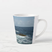 Arubas Felsküste und blauer Ozean Milchtasse (Rechts)