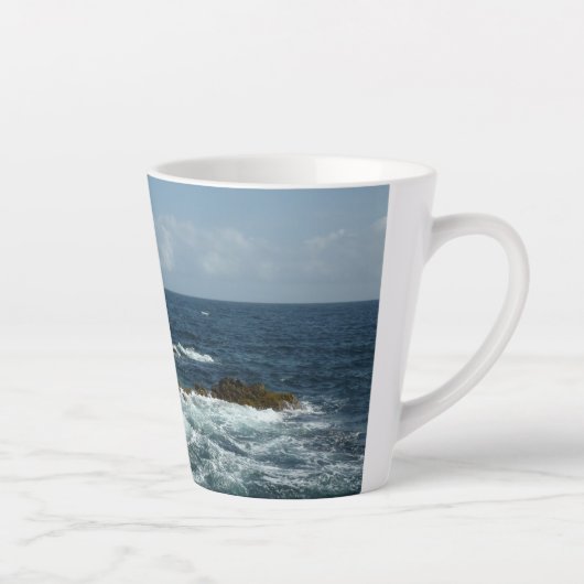 Arubas Felsküste und blauer Ozean Milchtasse (Rechts)