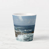 Arubas Felsküste und blauer Ozean Milchtasse (Vorderseite)