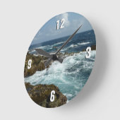 Arubas Felsküste und blauer Ozean Runde Wanduhr (Winkel)
