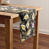 Arum Lily künstlerisches Blumendesign auf schwarz Kurzer Tischläufer (Beispiel)