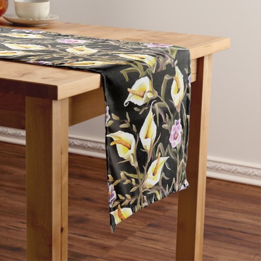 Arum Lily künstlerisches Blumendesign auf schwarz Kurzer Tischläufer (Beispiel)