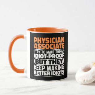 Arzt-Assistent I versuche, Dinge lustig zu machen Tasse