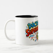Arzt bei Tag, Superheld durch Kaffeetasse (Links)
