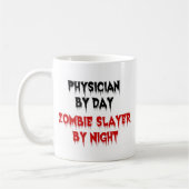 Arzt bei Tag Zombie Slayer by Night Kaffeetasse (Links)