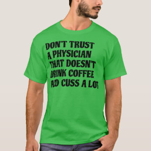 Arzt, der Kaffee trinkt, treibt viel T-Shirt