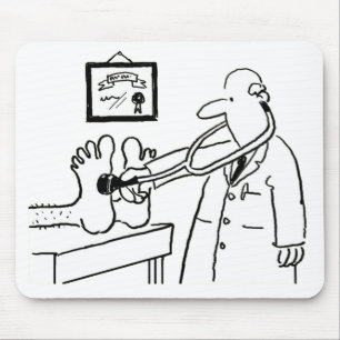 Arzt mit Stethoskop überprüft Füße Mousepad