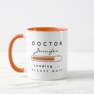 ARZT [Name] Lädt Orange und Weiß Tasse