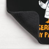 Arztassistent alberner Gans ernsthaft über Mousepad (Ecke)