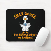 Arztassistent alberner Gans ernsthaft über Mousepad (Mit Mouse)