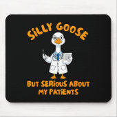 Arztassistent alberner Gans ernsthaft über Mousepad (Vorne)