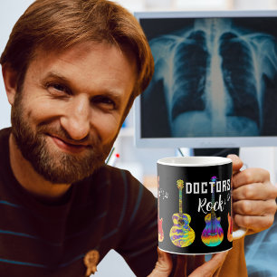 Ärzte der Med-Schule rocken den Abschluss Tasse