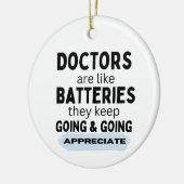 Ärzte sind wie Batterien Keramik Ornament (Links)