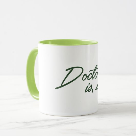 Ärztin ist in der medizinischen Puppe lustigen Sch Tasse (Vorderseite Links)