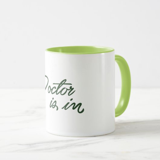 Ärztin ist in der medizinischen Puppe lustigen Sch Tasse (VorderseiteRechts)